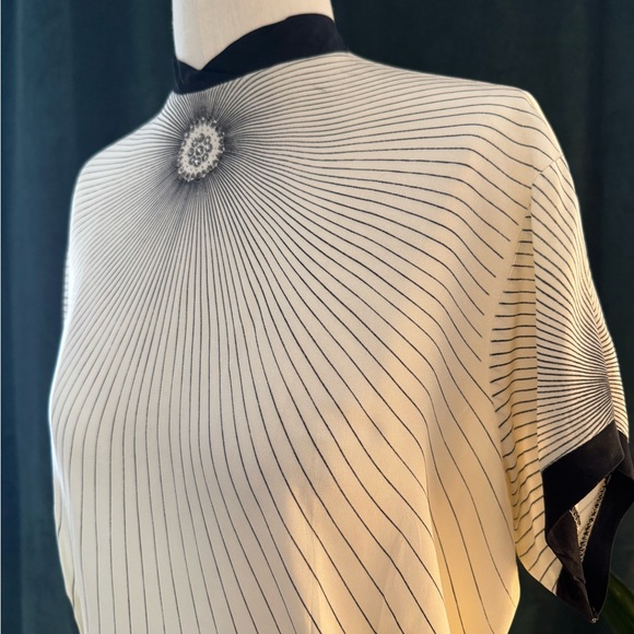Vintage Tops - Chic rare vintage Black and White linear design Geometric Top